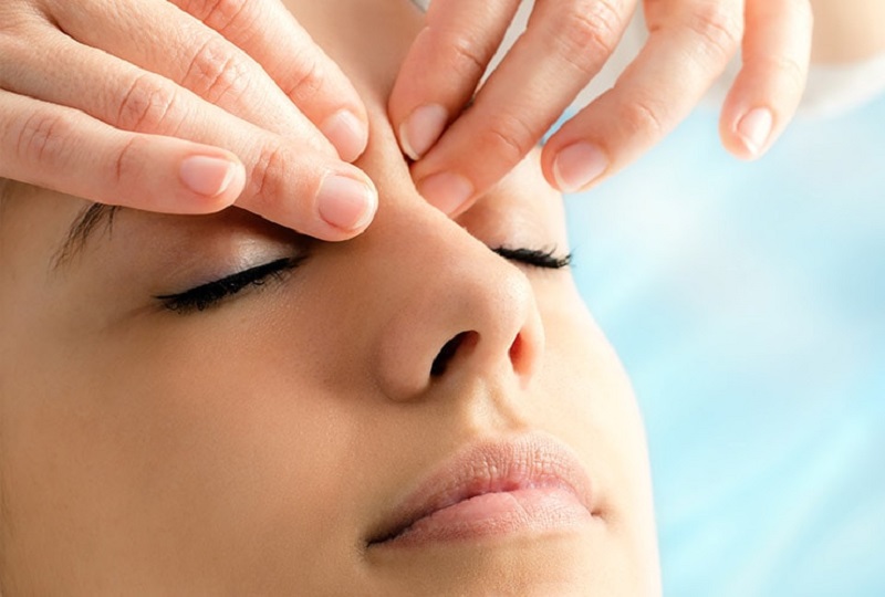Massage mắt là cách chữa mỏi mắt hiệu quả